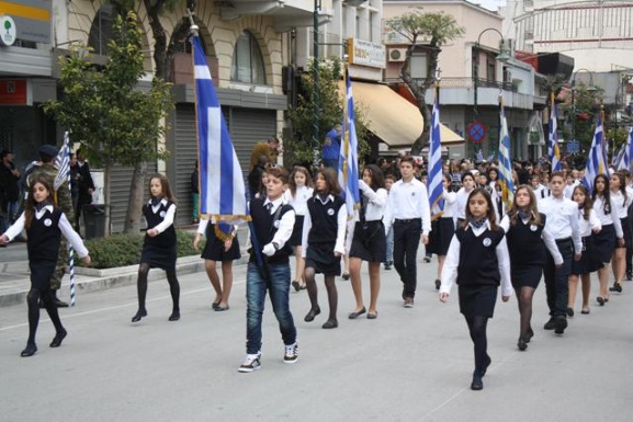 Kανονικά η μαθητική παρέλαση στη Λάρισα