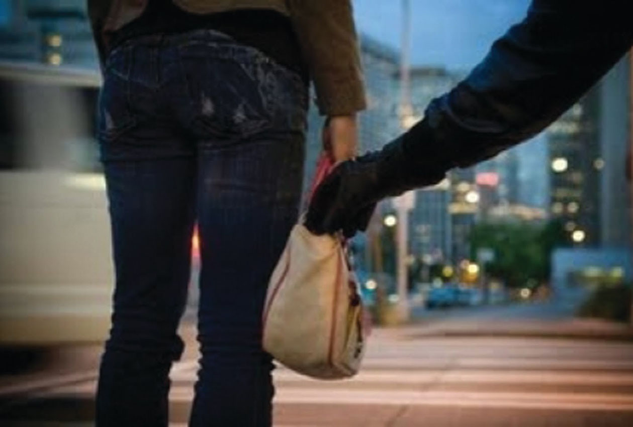 Επίθεση άντρα σε γυναίκα στην Λάρισα– Την χτύπησε για να της κλέψει το πορτοφόλι