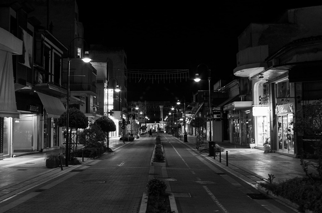 Καραντίνα σε ασπρόμαυρο φόντο! Μεσάνυχτα Σαββατόβραδο του Λαζάρου στην όμορφη, έρημη Λάρισα… (Φωτορεπορτάζ)