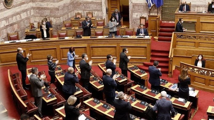 Ψηφίσθηκε από τη ΝΔ και την Ελληνική Λύση το νομοσχέδιο Κεραμέως