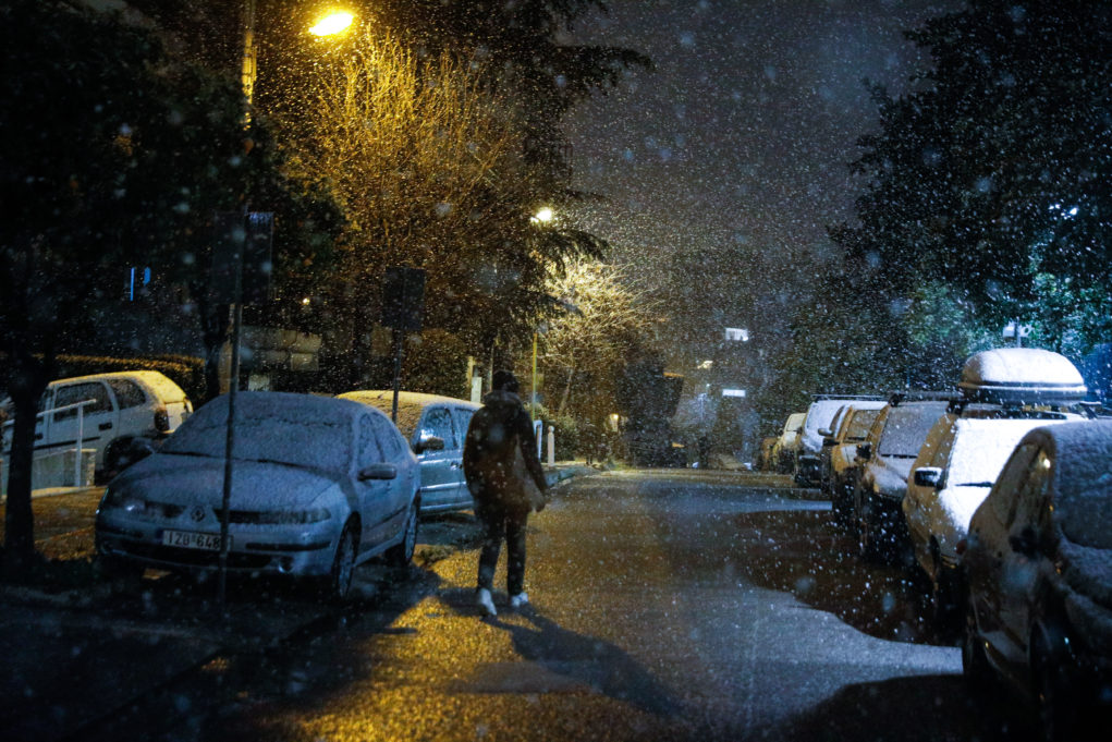 Σε εξέλιξη σφοδρή χιονόπτωση στο κέντρο της Αθήνας – Δείτε τις εικόνες