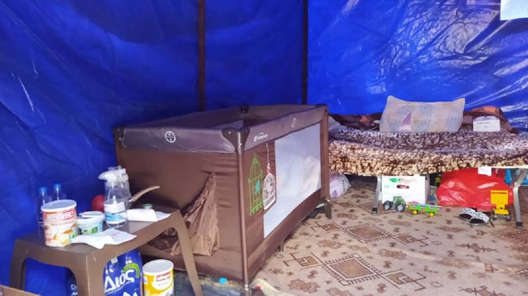 Αντιμέτωποι με τις καιρικές συνθήκες στη Μαγούλα Ελασσόνας – Οικογένεια με 2 μωρά μεταξύ των σεισμοπλήκτων που μένουν σε σκηνές