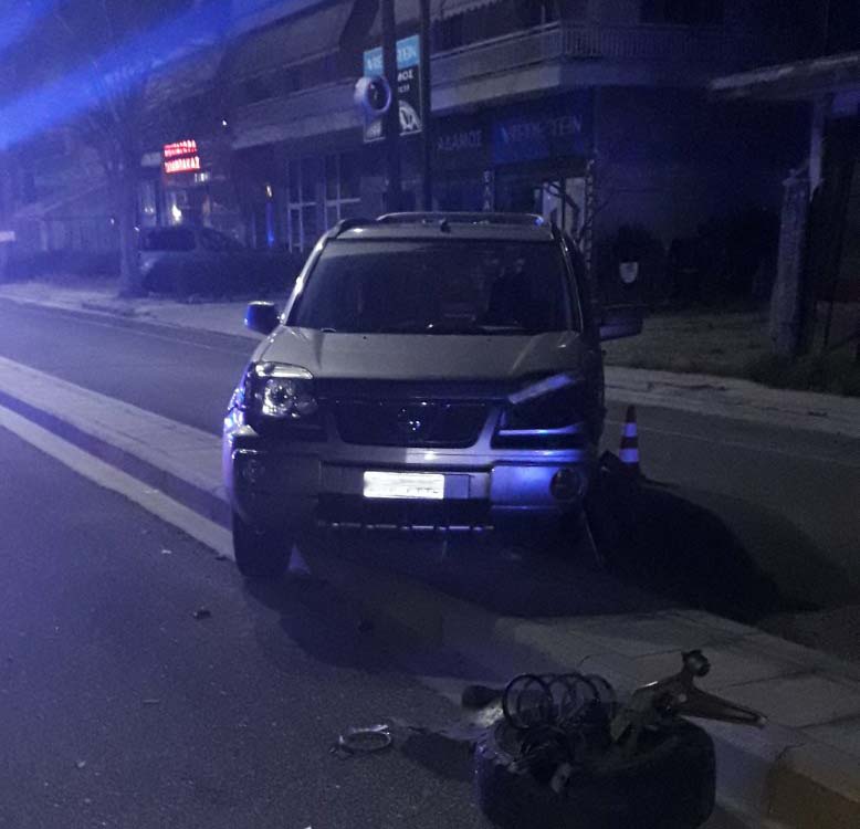 Φοβερό τροχαίο στην Καλαμπάκα. Αυτοκίνητο καρφώθηκε σε κολώνα (φώτο)