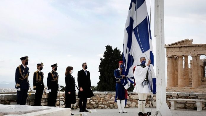 Έπαρση σημαίας στην Ακρόπολη παρουσία ΠτΔ και πρωθυπουργού