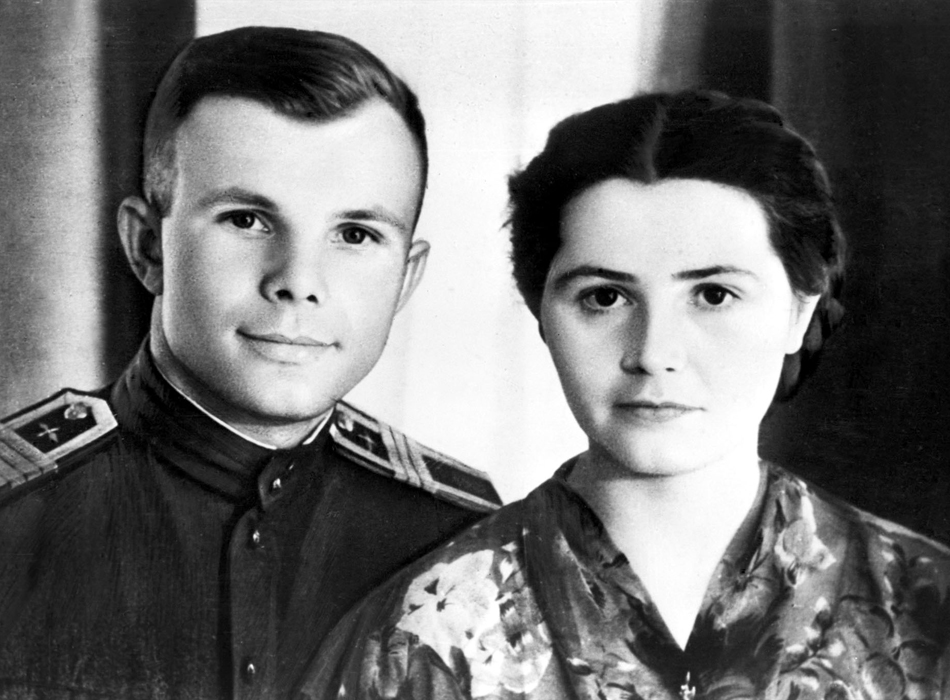 Soviet cosmonaut Yuri Gagarin and his wife Valentina. Reproduction. Photo TASS Юрий Алексеевич Гагарин со своей женой Валентиной Ивановной. Репродукция Фотохроники ТАСС, 1961 год.