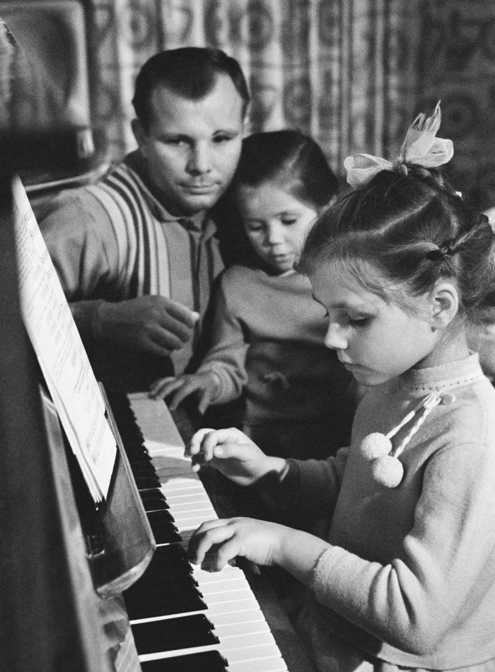 First cosmonaut Yuri Gagarin with daughters Galya and Lena (R) at home. Photo TASS / Valentin Cheredintsev Первый космонавт Юрий Гагарин с дочерьми Галей и Леной (справа) в домашней обстановке. Фото Валентина Черединцева /Фотохроника ТАСС/