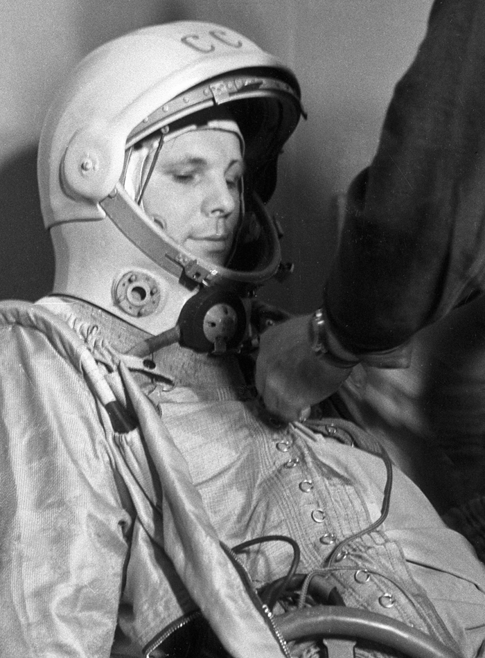 75166 12.04.1961 Космонавт Юрий Гагарин перед космическим стартом 12 апреля 1961 года на космодроме Байконур. РИА Новости/РИА Новости