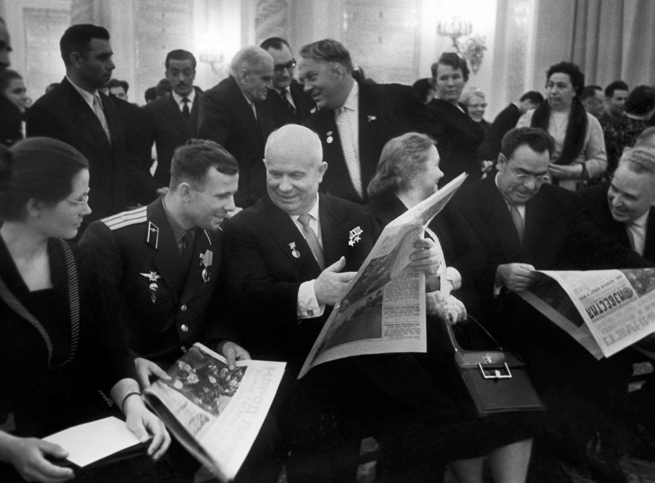 Moscow. USSR. Celebrations in honor of Yuri Gagarin in Kremlin. Foreground: Yuri Gagarin with wife Valentina (L), Nikita Khrushchev and wife Nina (R), and Leonid Brezhnev. Second ground (R) – Viktoria Brezhneva. Photo TASS Москва. Прием в Кремле после чествования первого космонавта Юрия Гагарина на Красной площади. На первом плане: Юрий Гагарин с женой Валентиной (слева) Никита Хрущев с женой Ниной (справа) и Леонид Брежнев. На втором плане справа - Виктория Брежнева. /Фотохроника ТАСС/
