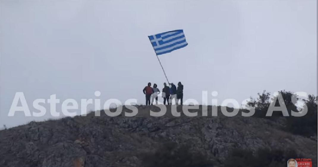25η Μαρτίου: Στο σεισμόπληκτο Δαμάσι σήκωσαν τη σημαία στο πιο ψηλό σημείο του χωριού (ΒΙΝΤΕΟ)