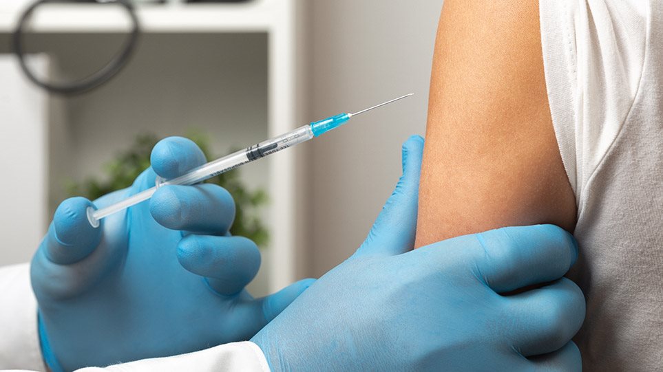Στη Λάρισα 1.000 από τους 1.800 δασκάλους δήλωσαν επιθυμία για εμβολιασμό