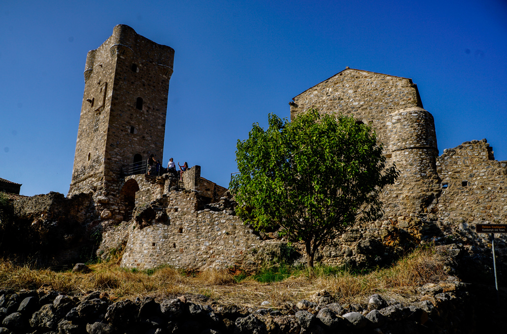Ο επιβλητικός και ιστορικός πύργος Μούρτζινου στην Παλαιά Καρδαμύλη