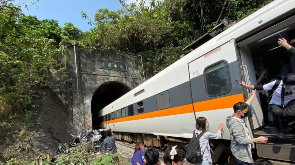 Τρένο συγκρούστηκε με ΙΧ που δεν είχε σταθμεύσει σωστά - Τουλάχιστον 36 νεκροί