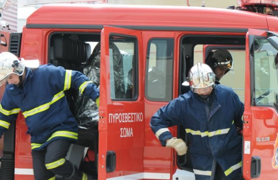 Οι πυροσβέστες έσωσαν δύο ηλικιωμένους σε φωτιά διπλοκατοικία στο Λιβαδάκι Λάρισας