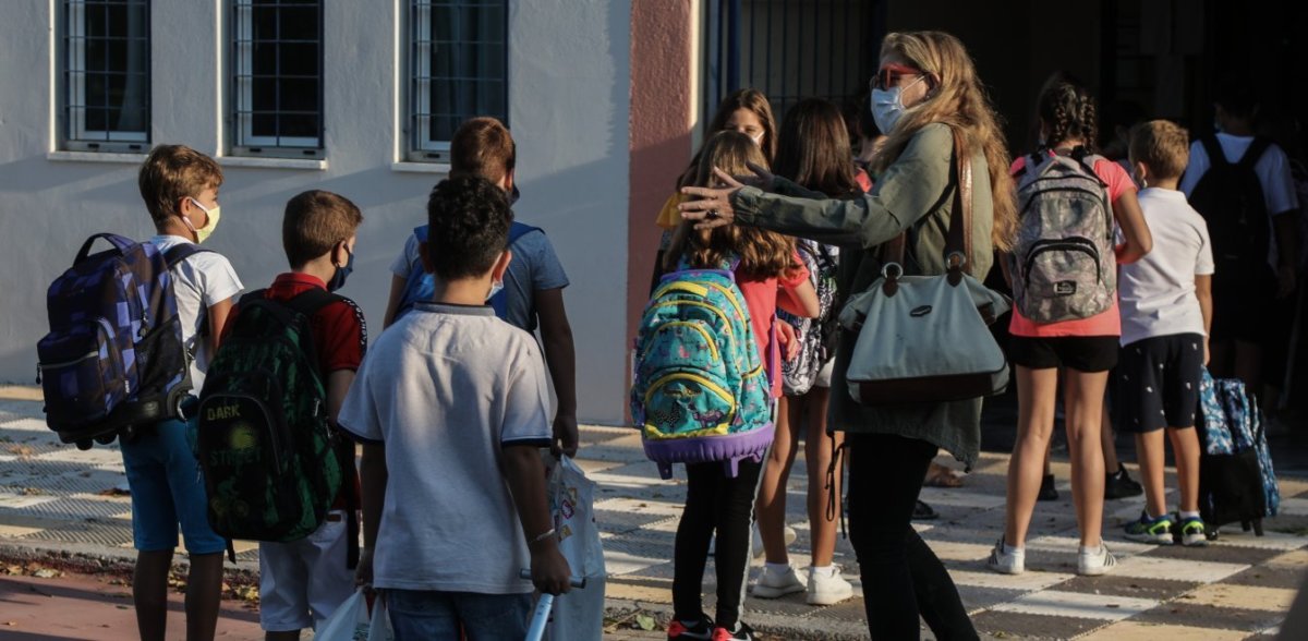 Σκέψεις για εμβολιασμό μαθητών 12-15 ετών πριν από τον Σεπτέμβριο
