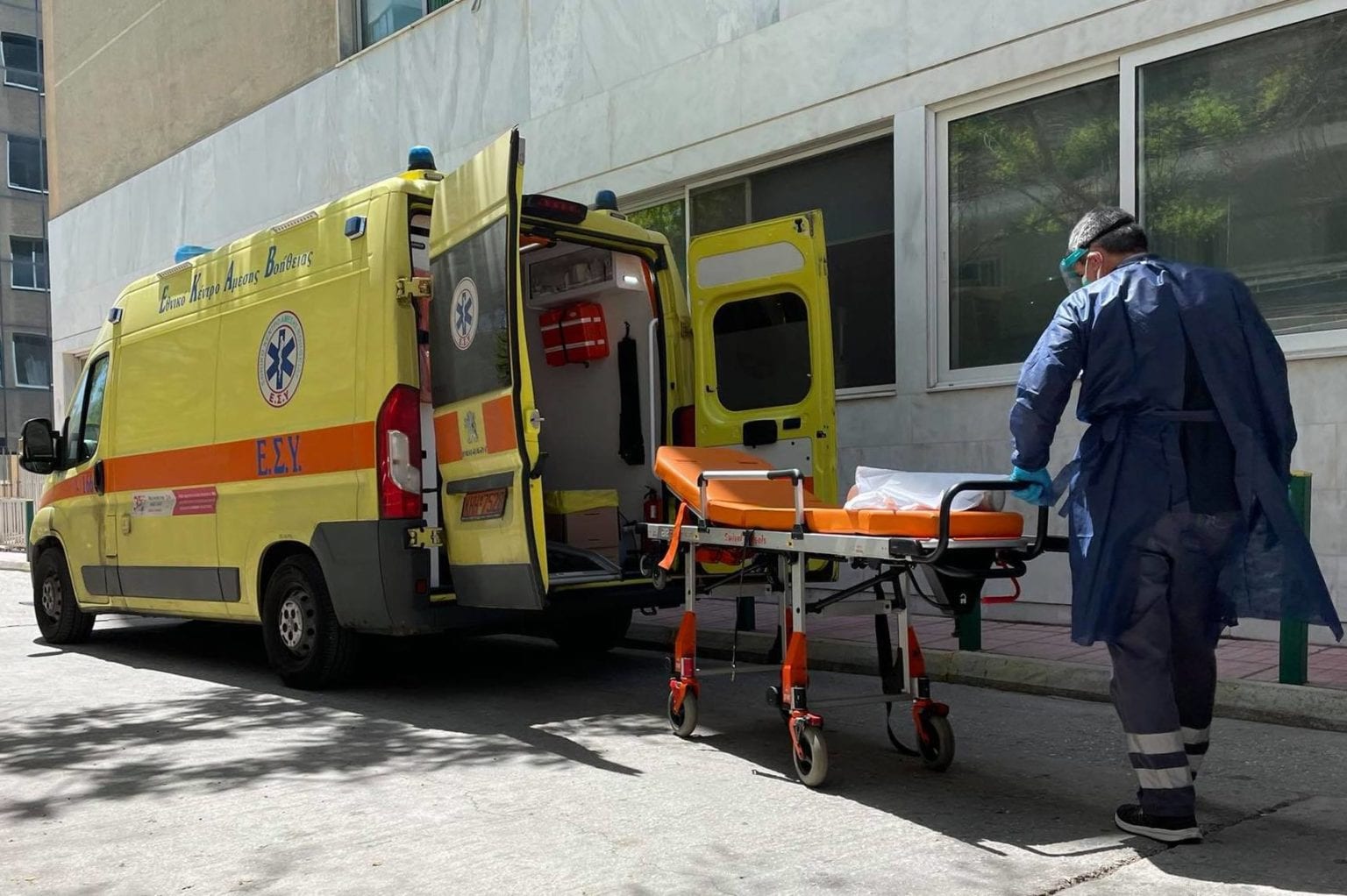 Σφοδρή σύγκρουση αυτοκινήτων στην Λάρισα - Δύο άτομα στο νοσοκομείο