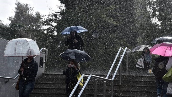 Επιμένει η κακοκαιρία και τις επόμενες ημέρες: Το φαινόμενο που θα διατηρήσει βροχές και καταιγίδες