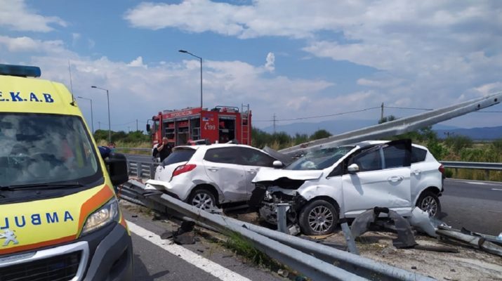 Σοβαρό τροχαίο έξω από τη Λάρισα – Τραυματίες και ουρές οχημάτων στην Εθνική Οδό (ΦΩΤΟ)