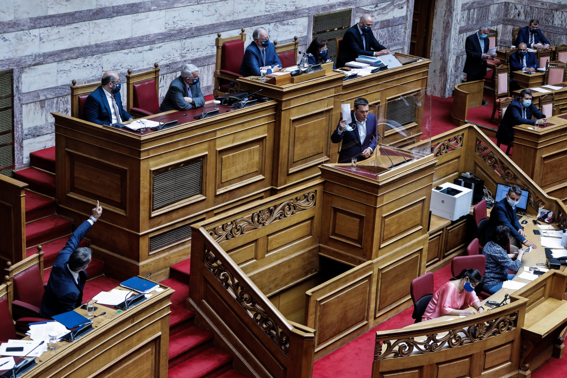 Σε εξέλιξη η ψηφοφορία για το εργασιακό νομοσχέδιο — Μετωπική σύγκρουση Μητσοτάκη-Τσίπρα στη Βουλή