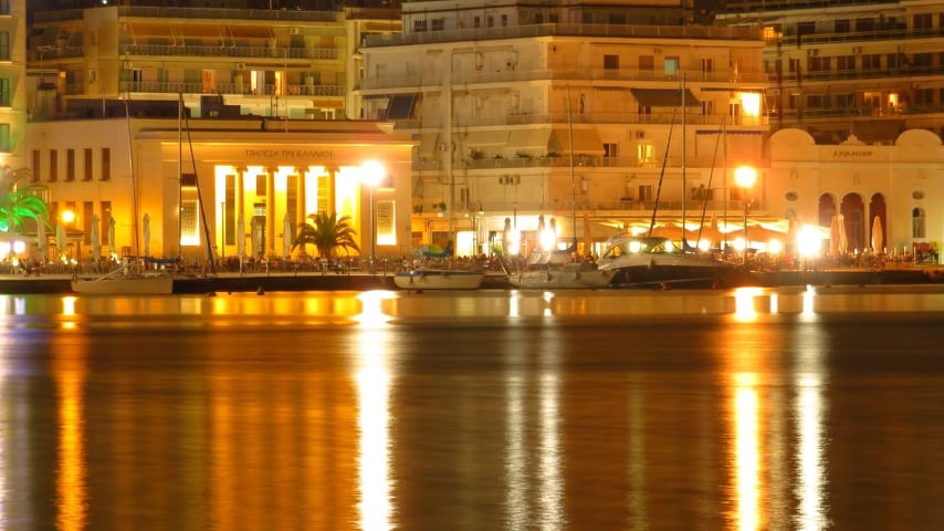 Η απαγόρευση κυκλοφορίας από τις 00.30 μένει μέχρι τα μέσα Ιουνίου