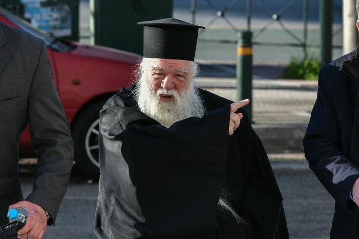 Μητροπολίτης Αμβρόσιος: Χαμός στην εκκλησία – Έβγαλε ψεκαστήρι που έλεγε ότι είχε το φάρμακο για τον κορονοϊό