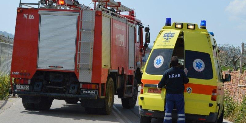 Τροχαίο στον Αμπελώνα με εγκλωβισμένο άτομο