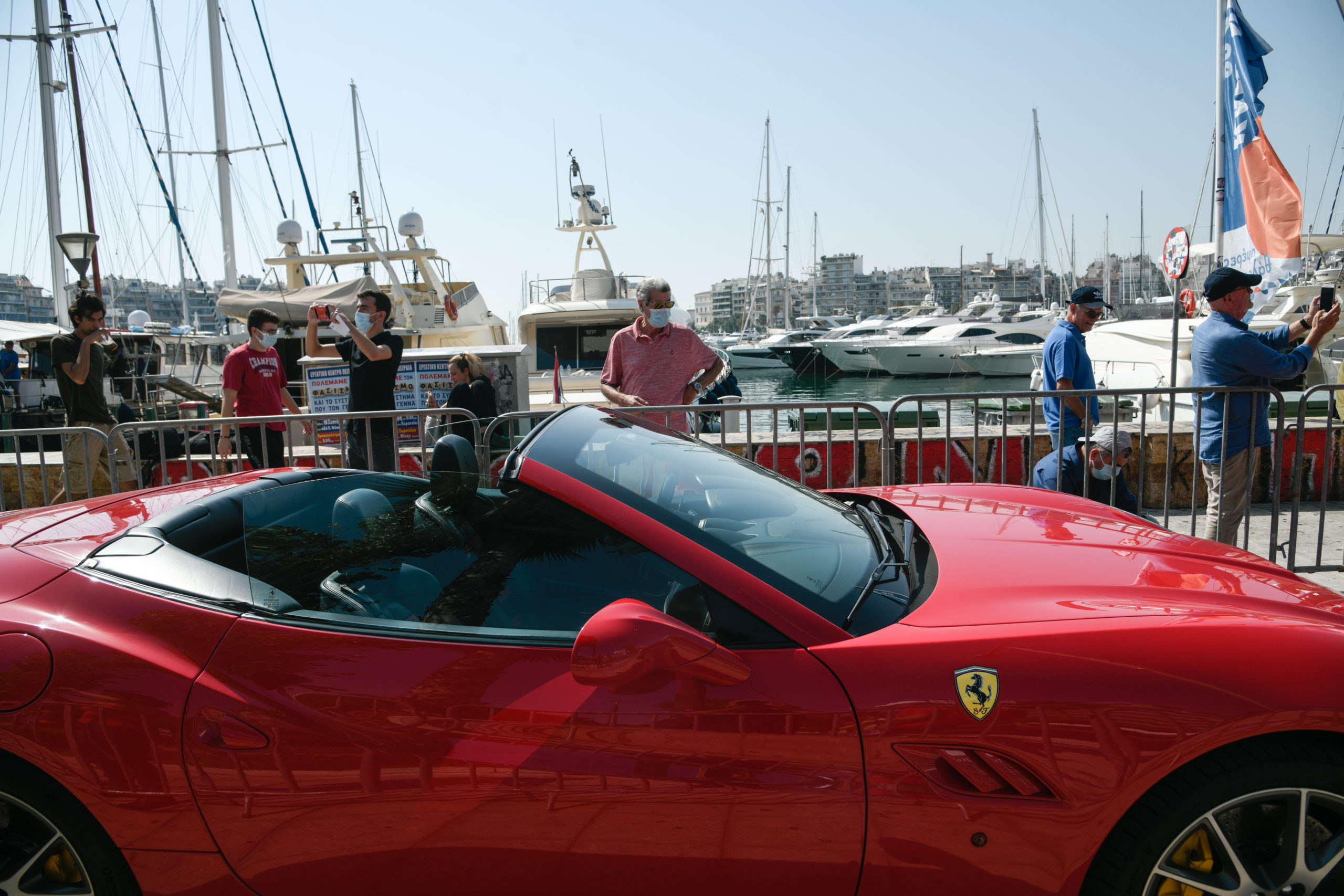 Ferrari: Στα κόκκινα «ντύθηκε» ο Πειραιάς – 30 κομψοτεχνήματα της ιταλικής φίρμας στο Πασαλιμάνι (εικόνες & video)