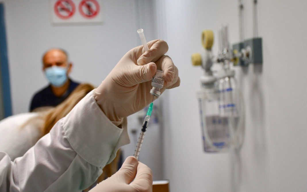 Κορονοϊός: Πιθανόν να χρειάζονται 3 δόσεις εμβολίου αντί για 2 για πλήρη ανοσοποίηση