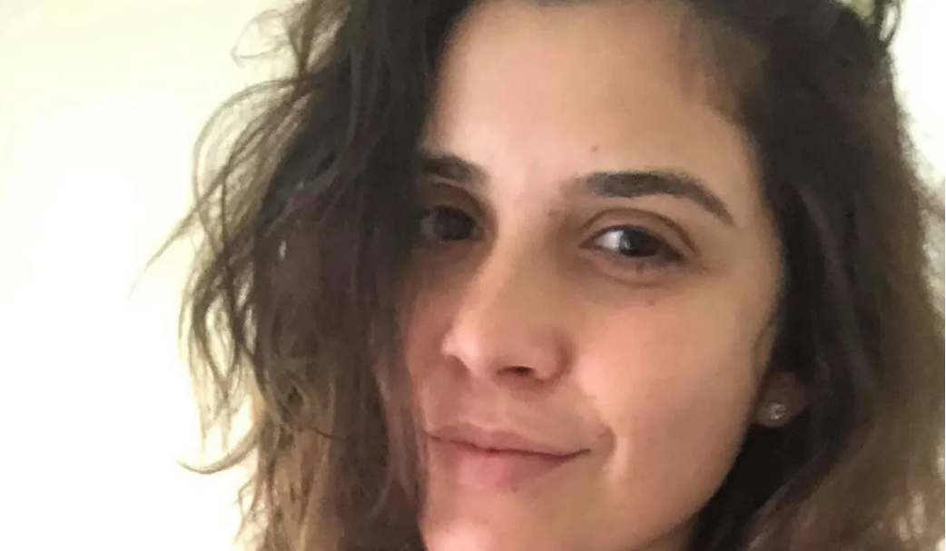 Η Ελληνοαγγλίδα που μεγάλωσε στην Σκιάθο και «τρελαίνει» τα Βρετανικά καλλιστεία… χωρίς μακιγιάζ
