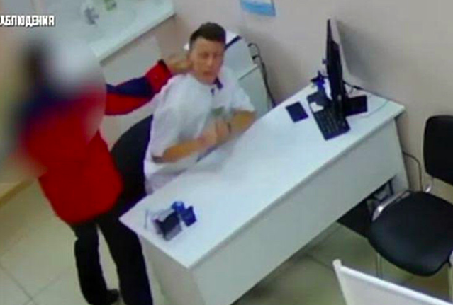 Γιατρός κατέληξε με διάσειση και σπασμένη μύτη γιατί είπε σε ασθενή του ότι το «δέρμα της είναι όμορφο»