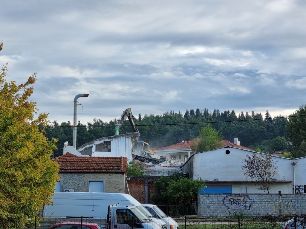 Τέλος!… Έπεσε το κεντρικό κτίριο του παλιού εργοστασίου “Κλωτσοτήρα” (video)