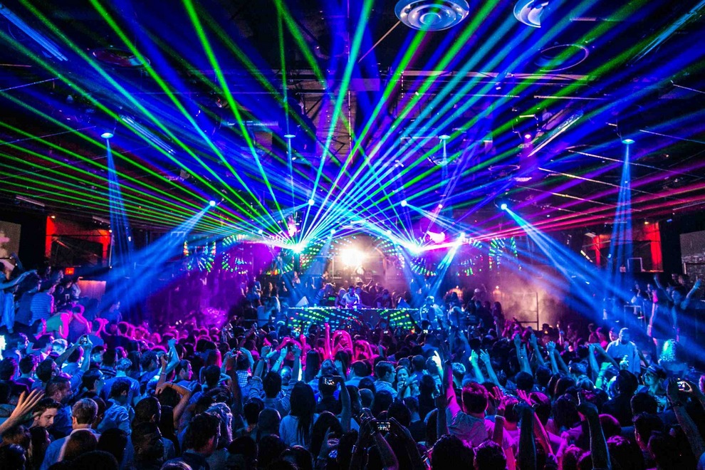 Άνοιξε το πρώτο club μόνο με εμβολιασμένους και νοσήσαντες στα Τρίκαλα (video)