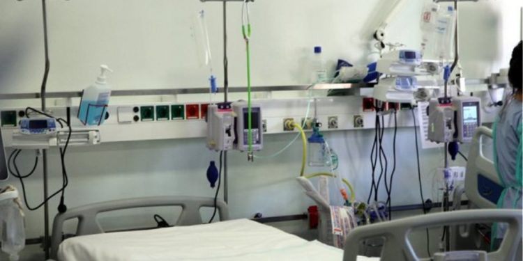 Κρίσιμη η κατάσταση του 16χρονου που έπεσε από τον 4ο όροφο στη Λάρισα – Νοσηλεύεται διασωληνωμένος στην Εντατική του ΓΝΛ