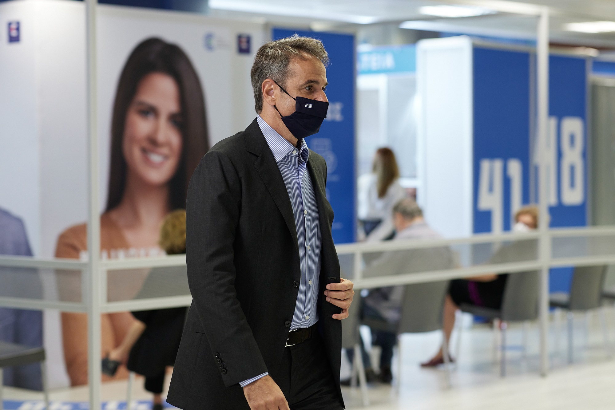 Κυρ. Μητσοτάκης: «Ας ακούσουμε, επιτέλους, τους επιστήμονες» – Έκανε την τρίτη δόση του εμβολίου για την Covid-19