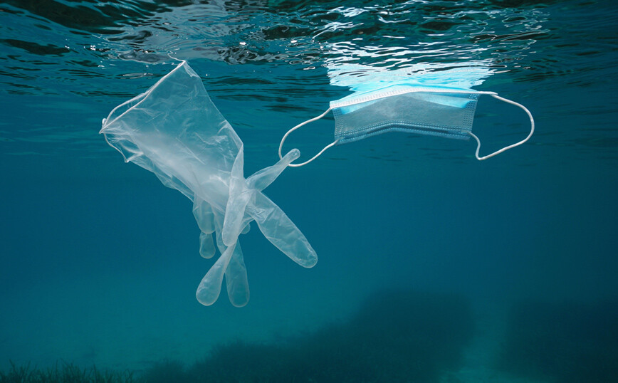 Ο κορονοϊός «προσβάλλει» και το περιβάλλον – 26.000 τόνοι από μάσκες μέχρι γάντια κατέληξαν στους ωκεανούς