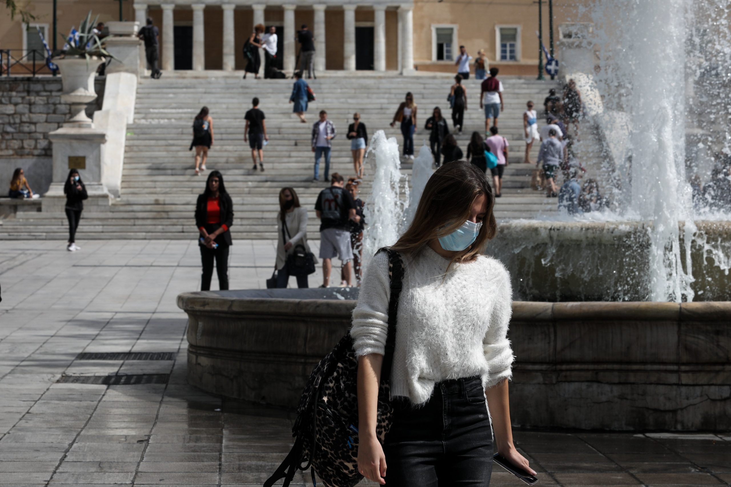 “Στο κόκκινο” η ανησυχία για την έξαρση σε 14 περιφέρειες – Ποιες οι εισηγήσεις στο τραπέζι