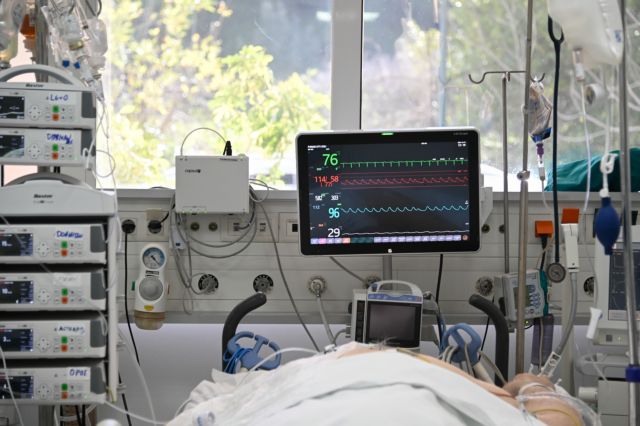 Κοροναϊός – Συγκλονίζουν οι ιστορίες ανεμβολίαστων που πεθαίνουν στις ΜΕΘ – Οι οικογενειακές τραγωδίες
