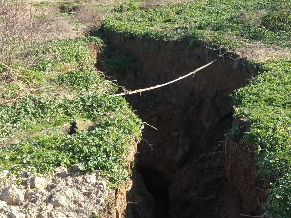 Λάρισα: Τρομάζει το ρήγμα που δημιουργήθηκε από το Διομήδη το Καλοχώρι - Φτάνει σε βάθος τα 4 μέτρα