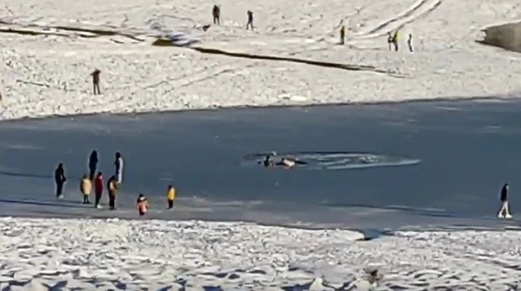 Ανατριχιαστικό: – Η στιγμή που σπάει ο πάγος στη λίμνη Πλαστήρα – Επισκέπτες βρέθηκαν να κολυμπούν στο νερό - ΒΙΝΤΕΟ