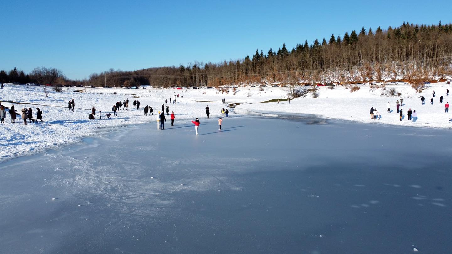Περίπατος στην παγωμένη λίμνη Πλαστήρα -χιλιάδες επισκέπτες (ΦΩΤΟ + video)