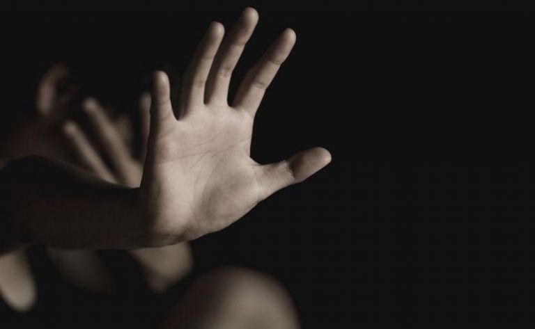 Εκμεταλλευόταν την δεινή οικονομική της κατάσταση, την εξέδιδε και την βίαζε