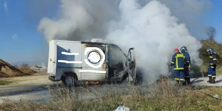 Λάρισα: Αυτοκίνητο άρπαξε φωτιά! Πυκνοί καπνοί, έσπευσε η πυροσβεστική - ΦΩΤΟ