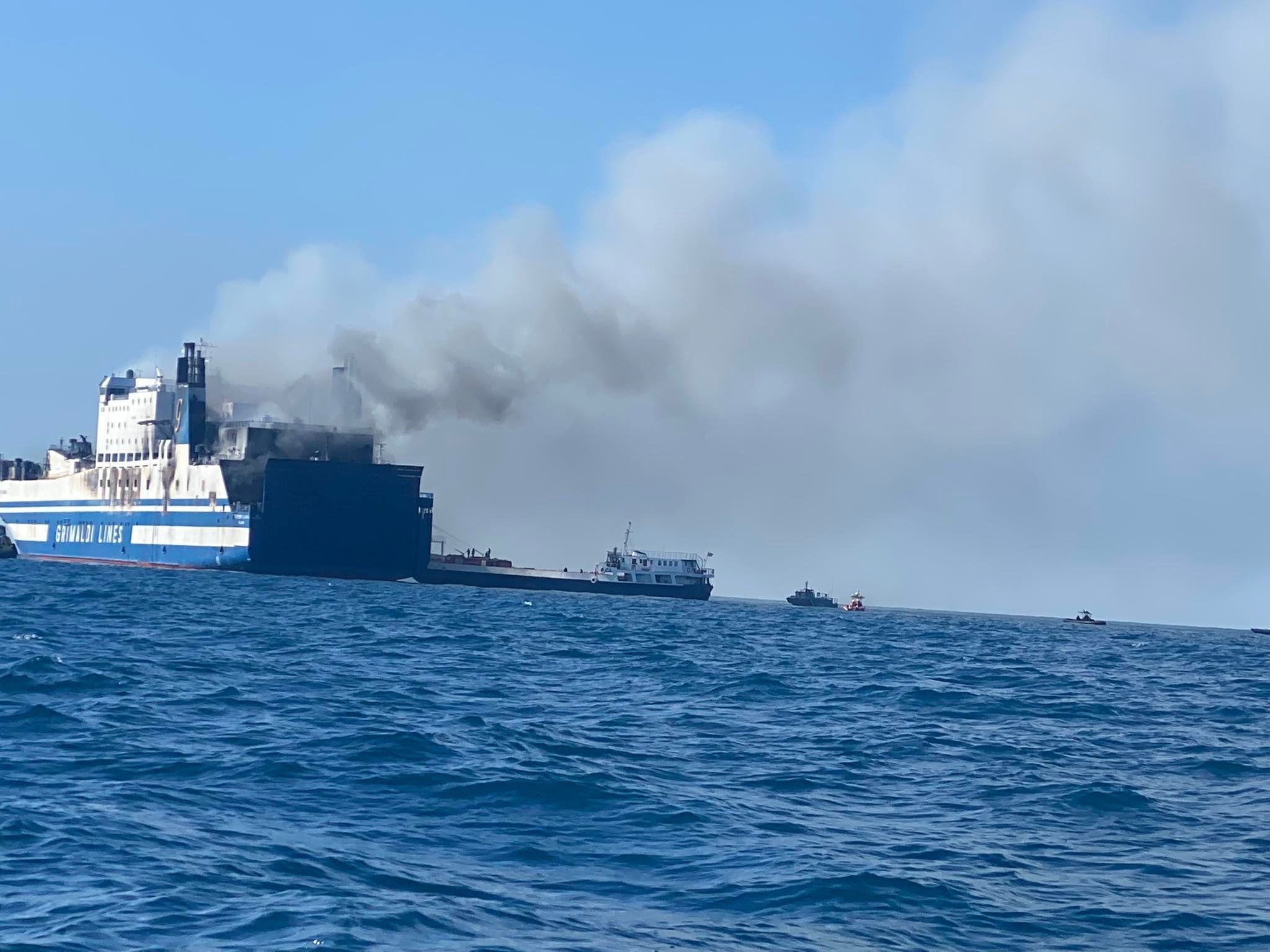 «Euroferry Olympia»: Συνεχίζεται η επιχείρηση διάσωσης και κατάσβεσης – Αγωνία για τους αγνοούμενους