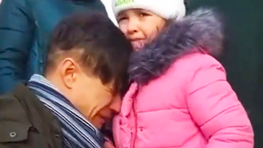 Εισβολή στην Ουκρανία: Πατέρας κλαίει με λυγμούς αποχαιρετώντας τη κόρη του - Σπαρακτικό βίντεο
