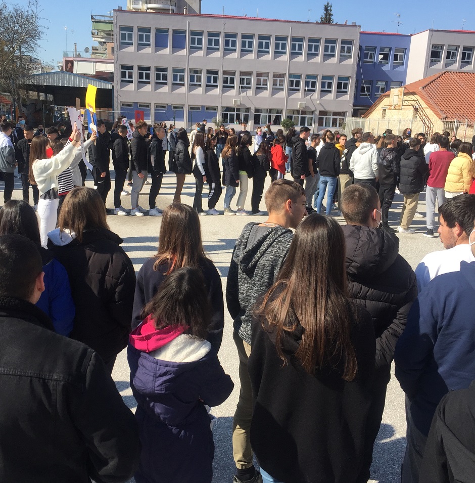 Τεράστιο μπράβο στα παιδιά μας – Ηχηρό μήνυμα: Οι μαθητές στα Λύκεια της Λάρισας σχημάτισαν στις αυλές το σήμα της ειρήνης (ΦΩΤΟ)