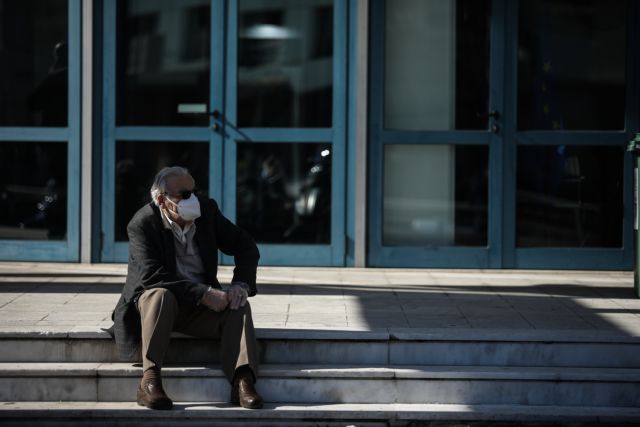 Εξετάζεται η κατάργηση του προστίμου των 100 ευρώ στους ανεμβολίαστους άνω των 60 ετών