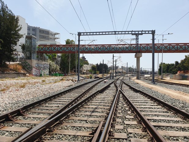 Σοκαριστικό: Νεαρός στην Λάρισα έπεσε από την γέφυρα στο Μεζούρλο στις ράγες του τρένου