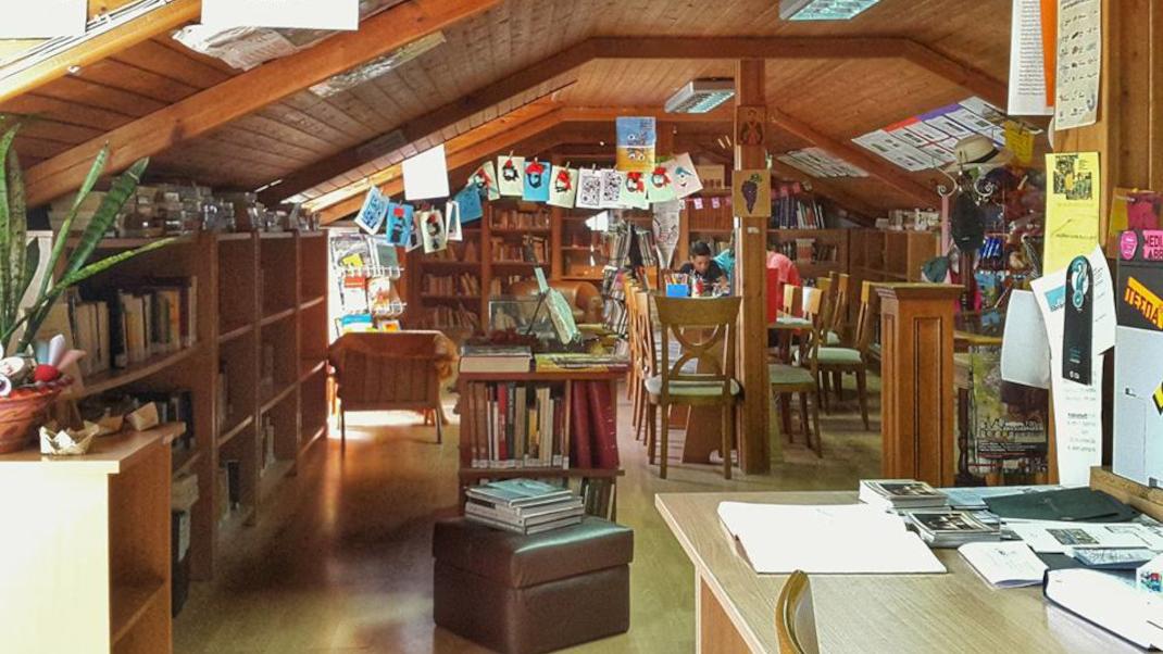 Στην πλατεία ενός ορεινού χωριού της Λάρισας υπάρχει μια «μαγική» βιβλιοθήκη - ΦΩΤΟ