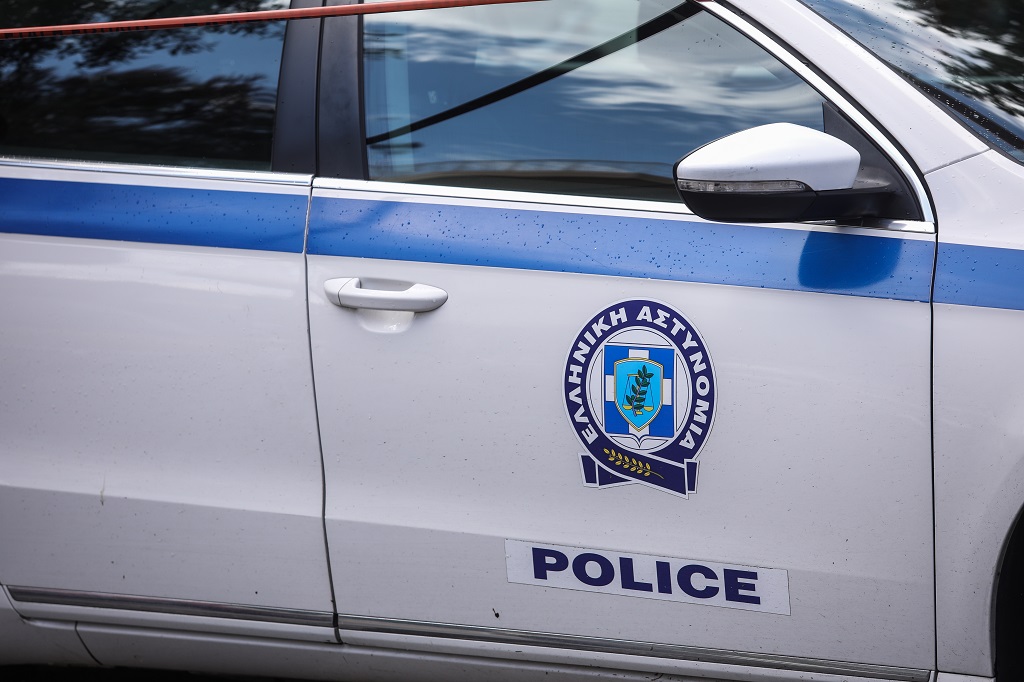 Βαρύ πρόστιμο σε κτηνοτρόφο στον Τύρναβο που είχε δεμένα τα πόδια αλόγων και 4 κουτάβια ακρωτηριασμένα