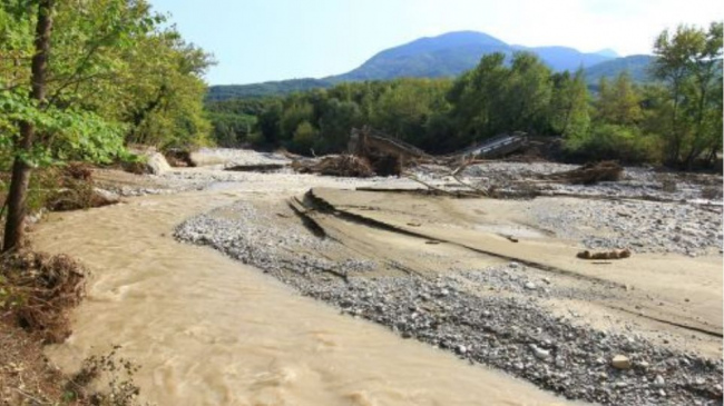 Έπνιξε δεκάδες ζώα στην Ελασσόνα το μπουρίνι παρασύρθηκε και αυτοκίνητο από χείμαρρο