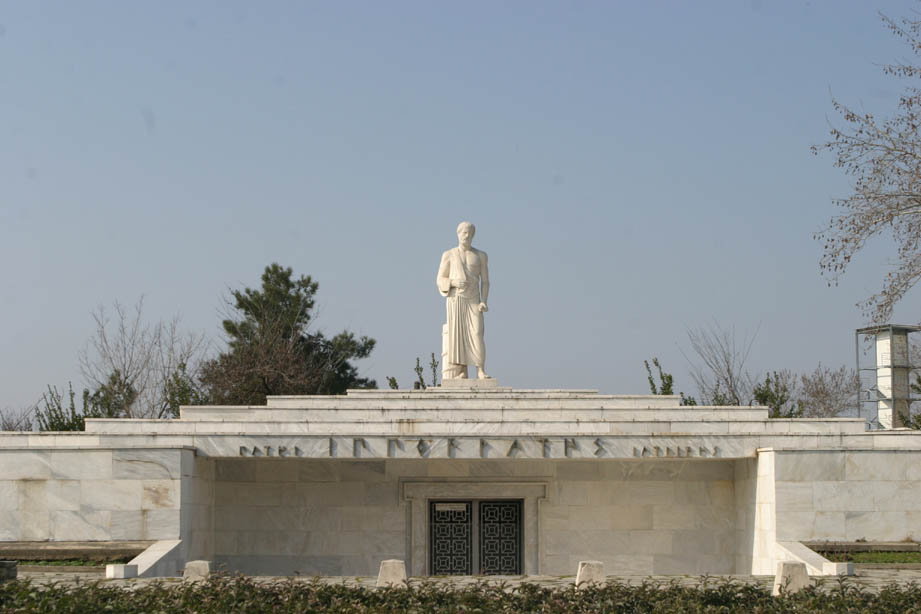 Μεγάλο το ενδιαφέρον νέων επιστημόνων για την ανάδειξη του μνημείου του Ιπποκράτη στη Λάρισα
